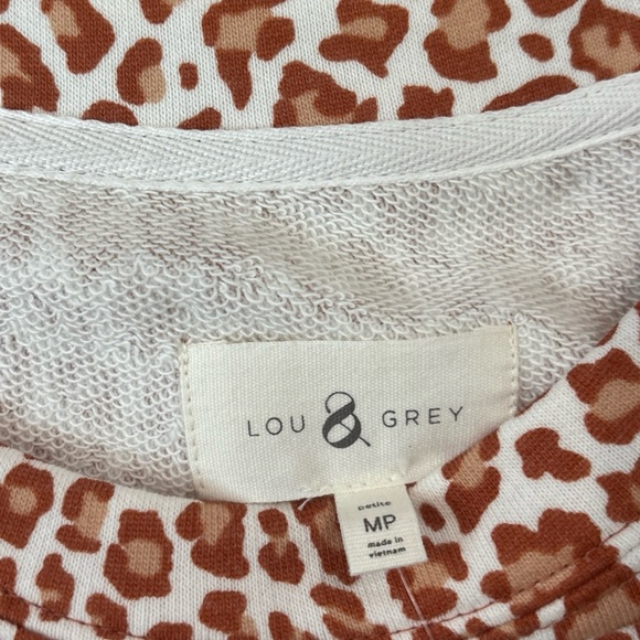 [🆕] NWT! Lou & Grey Leopard Oversized Sweatshirt- Petite M - Picture 5 of 7